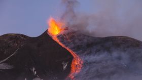 VIDEO „Alertă roșie” după ce a erupt Etna. Ce se întâmplă cu zborurile?